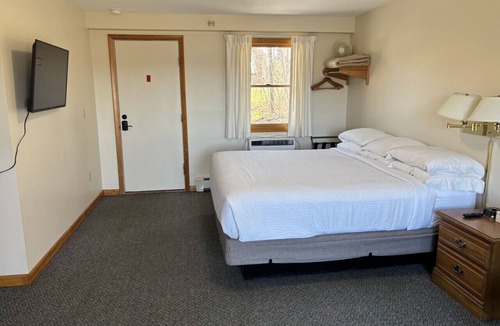 Greenville Junction Bed & Breakfast | Juniper Motel*King*RM15*Dock*ATV Access*Waterfront*Kayak/Boat Rentals