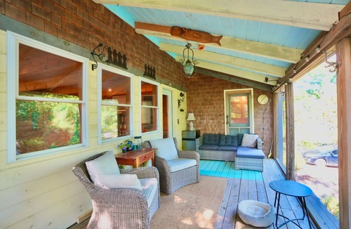 Tisbury House | Just a 10 minute walk from the ferry and 5 minute walk to Lake Tashmoo
