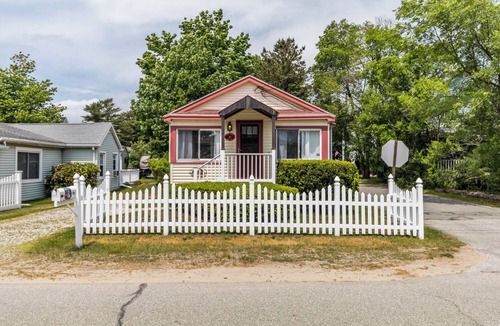 Camp Ellis Cottage | Just a 3 minute walk to the beach, local restaurants, and activities!