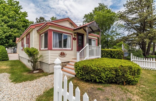 Camp Ellis Cottage | Just a 3 minute walk to the beach, local restaurants, and activities!
