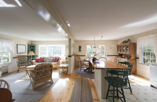 Katama House | Katama Beautifully Landscaped close to Beach/Edgartown - Air conditioned