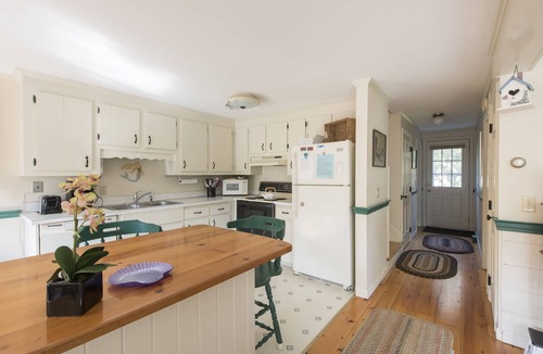 Katama House | Katama Beautifully Landscaped close to Beach/Edgartown - Air conditioned