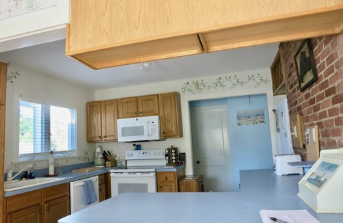 Katama House | Katama Getaway Walk to Norton Point/South Beach