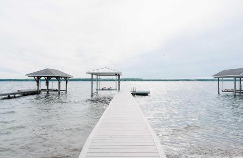 Geneva House | Katies Cottage Lakefront Stay with Hot Tub and Kayaks
