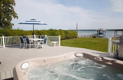 Geneva House | Katies Cottage Lakefront Stay with Hot Tub and Kayaks