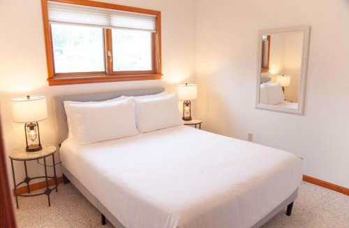 Geneva House | Katies Cottage Lakefront Stay with Hot Tub and Kayaks