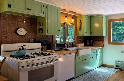 North Egremont House | Kayak on Prospect Lake, Paddle Boards, Swim Dock+!