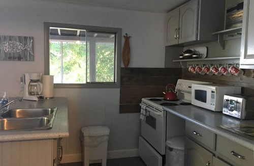 Lyndhurst Cottage | Kayaker's Dream on Lyndhurst Lake
