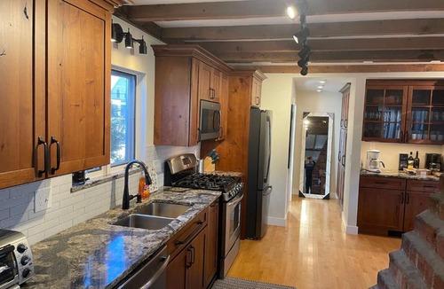 Keene House | Keene Center Farmhouse Large, Cozy, Hot Tub