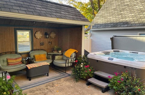 Keene House | Keene Center Farmhouse Large, Cozy, Hot Tub