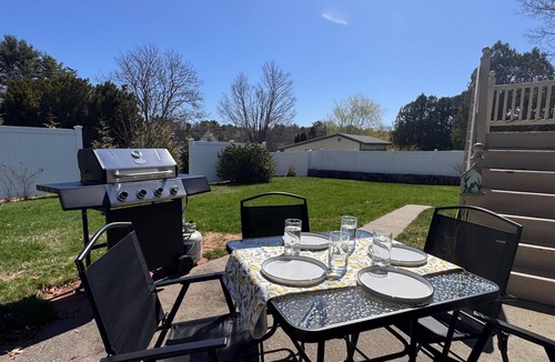 Kennebunk House | Kennebunk Family Retreat Near Downtown with Beach Passes