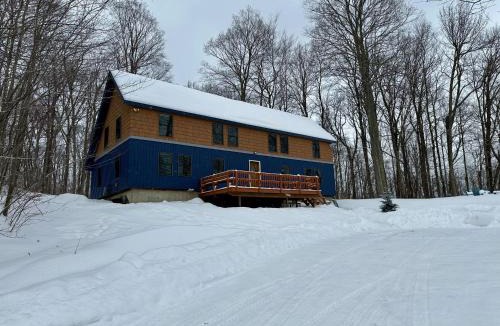 Killington House | Killington Cabin - Right Unit - Sleeps 10 in 4 BR, 2 BA Cozy Escape