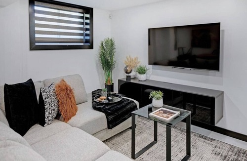 Niagara Falls Apartment | King Bed/Large Bathtub/Selfie Wall/Laundry