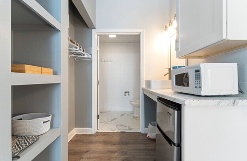 Old Orchard Beach Apartment | King Bed Near Beach Pier and Palace Playland 441
