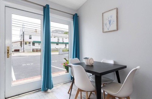 Old Orchard Beach Apartment | King Bed Near Beach Pier and Palace Playland 441