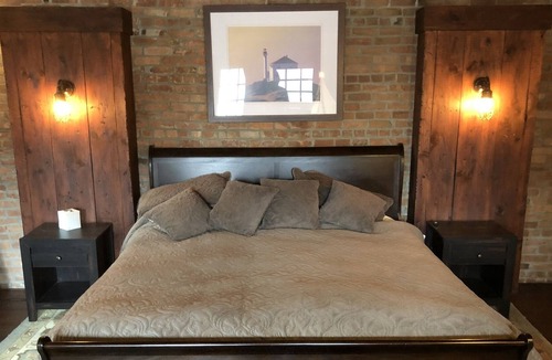 Hudson House | King Bed, Soaker Tub, Peace & Quiet in a meticulously restored Carriage House.