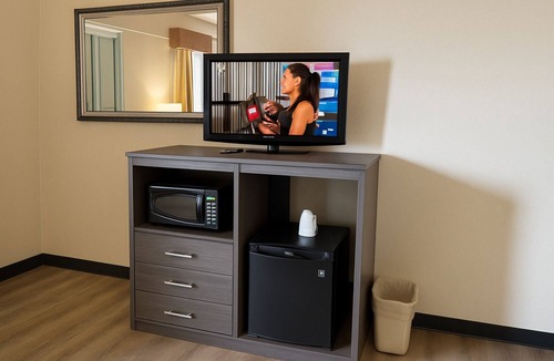 Point Edward Hotel | King Bed Suites with Jacuzzi and Pullout Couch(Non Smoking)