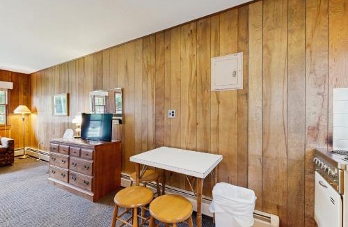 Alton Bay Hotel | King Birch Lake Home, Unit 5