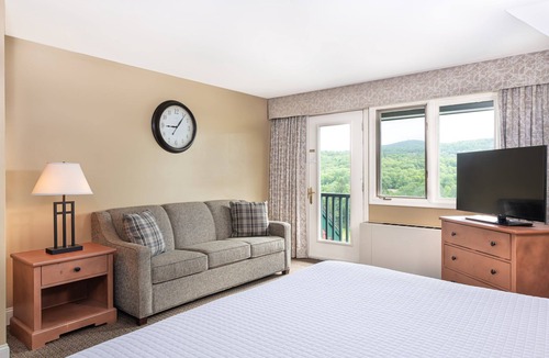 West Dover Hotel | King Room | Ski-In Resort Stay