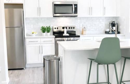 Mill River Apartment | King Spacious Yale Getaway near Wooster Sq Park
