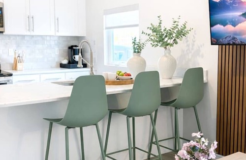 Mill River Apartment | King Spacious Yale Getaway near Wooster Sq Park