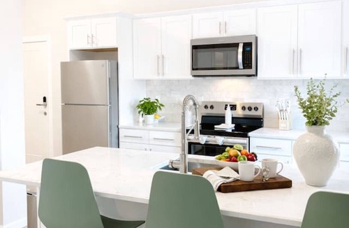Mill River Apartment | King Spacious Yale Getaway near Wooster Sq Park