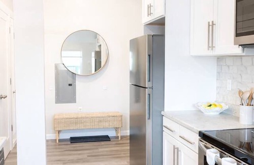 Mill River Apartment | King Spacious Yale Getaway near Wooster Sq Park