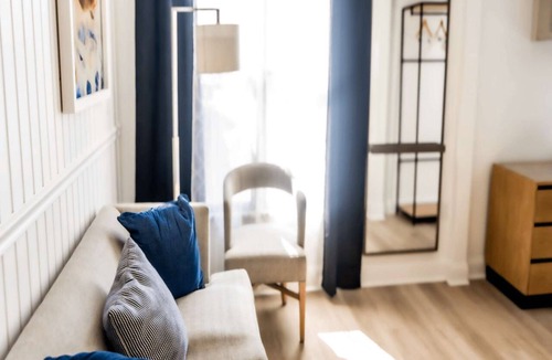 Rockland Hotel | King Studio + Free Breakfast & Parking
