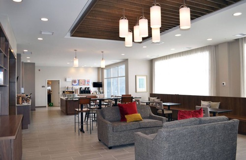 Red Deer Apartment | King Studio w/Kitchen | Free Breakfast + Pool