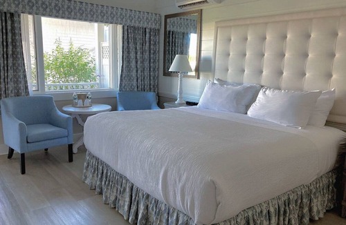 Edgartown Resort | King suite, Top floor with Large private balcony beautiful views of harbor