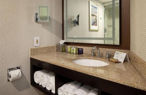 South Portland Hotel | King Suite w/Sofabed Near Portland Dining, Shops & Airport Shuttle