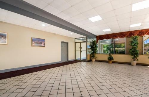 Ogontz Campus Hotel | Knights Inn Phildelphia