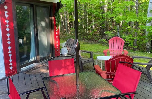 Jackson Condo | Knotty Chipmunk - Golf, Outdoor Pool + Story Land