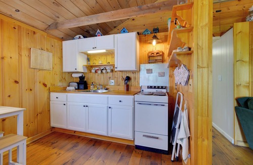 Waterboro Cabin | 'Knotty Kabin' Rustic Waterboro Cabin By Lake