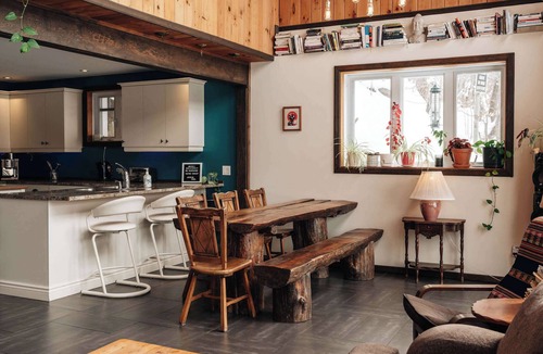 Sainte-Beatrix Ski Chalet | La Maison Magique- Private Hot Tub & Lake Access!