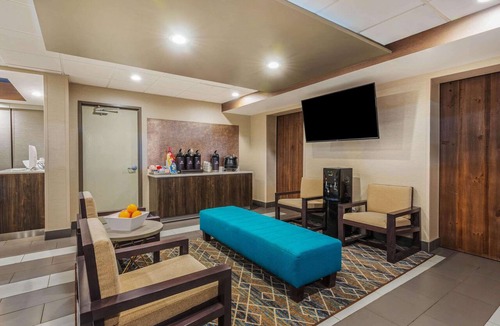Jamestown Hotel | La Quinta Inn & Suites by Wyndham Jamestown