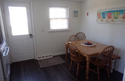 West Hyannisport Cottage | * Labor day on 3day min. Beach 0.7 Mi walk- Craigville & Covell. A/C, bikes.