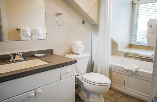 Ocean Drive House | Labor Day Weekend - Newport Condo with Breathtaking Views of Narragansett Bay