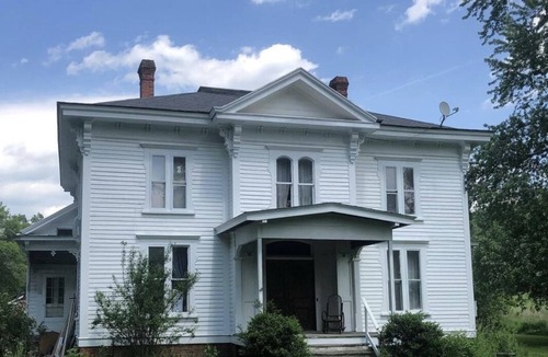 Pownal House | Laidback Paradise. Kid, Pet, and Party Friendly.