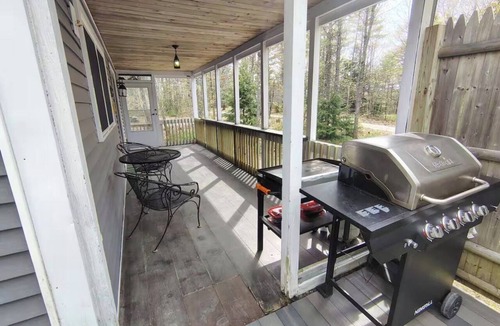 Lake Arrowhead House | Lake access! 2-bedroom house in Waterboro