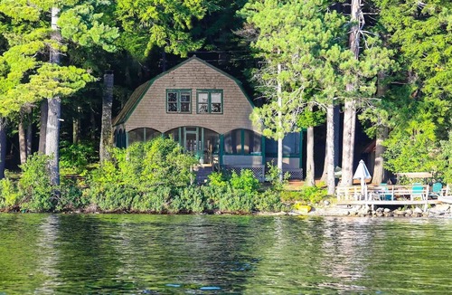 Newbury House | Lake/Beach Front 7-bedroom house in Newbury for a perfect getaway.