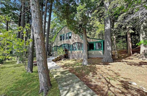 Newbury House | Lake/Beach Front 7-bedroom house in Newbury for a perfect getaway.