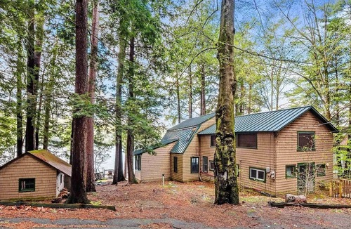 Newbury House | Lake/Beach Front 7-bedroom house in Newbury for a perfect getaway.