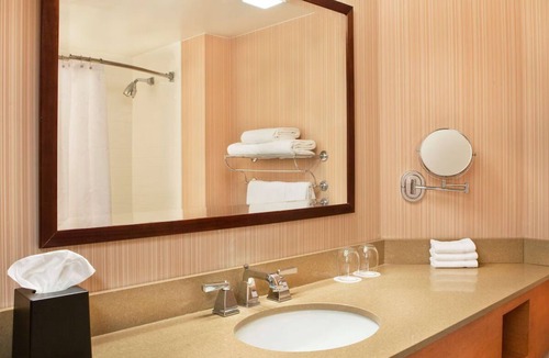 Burlington Hotel | Lake Champlain 2 Double Room with Pool & Gym