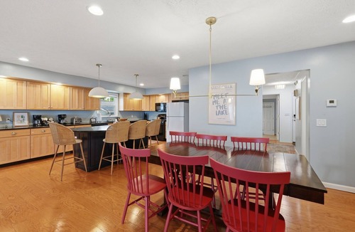 Madison-on-the-Lake House | Lake Erie Beachfront Retreat - 8 BR + Private Beach & Hot tub!