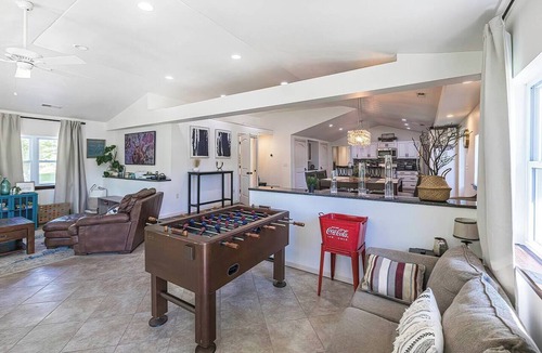 North East House | Lake Erie Compound | Beach | Fire Pit | Hot Tub | Sleeps 18