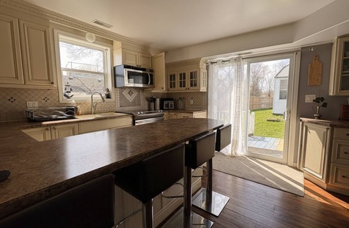 Dunnville Cottage | Lake Erie Waterfront Cottage | Hot Tub | Pet Friendly