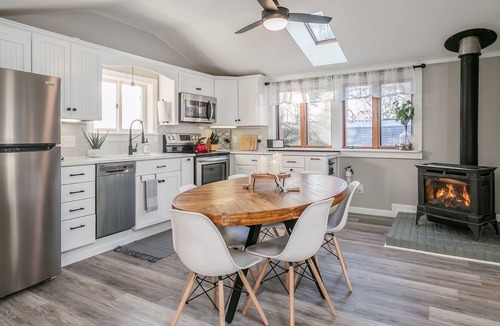 Canandaigua Cottage | Lake Escape >HOT TUB< Walk to the lake >CMAC<