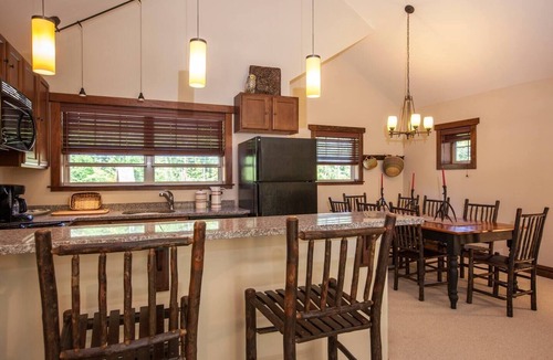 Wilmington House | Lake Everest Escape – Beach, Trails & Adventure