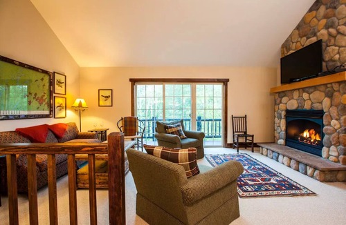 Wilmington House | Lake Everest Escape – Beach, Trails & Adventure